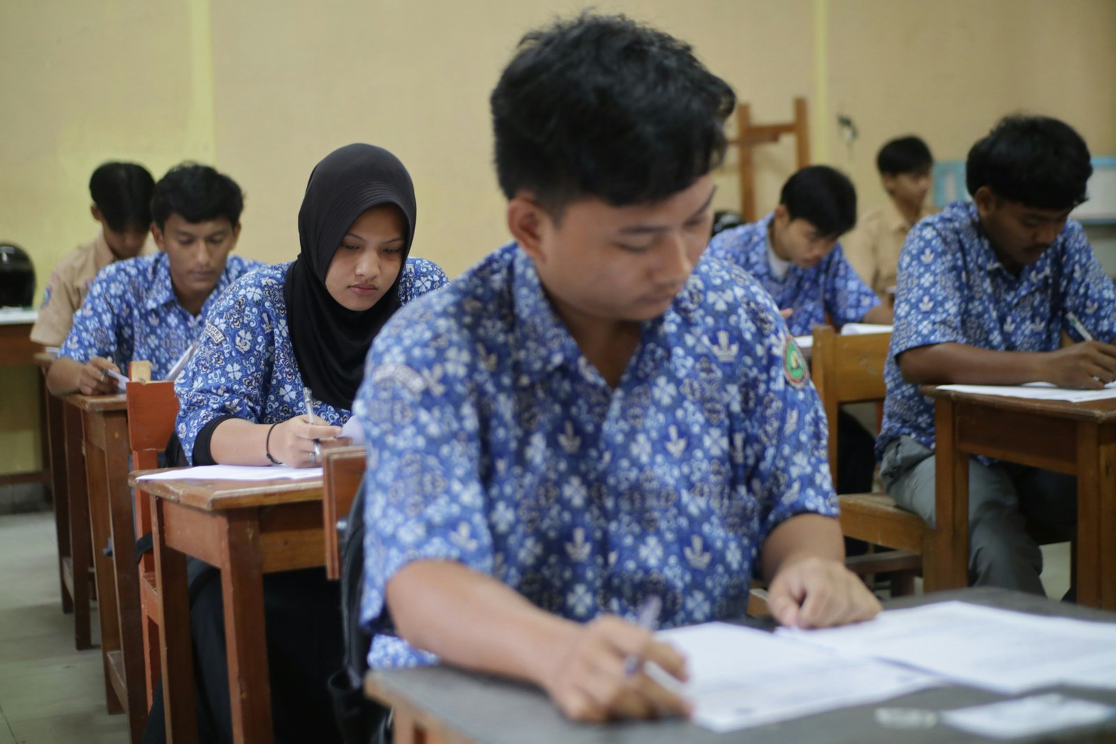 PTE coaching students taking a practice test